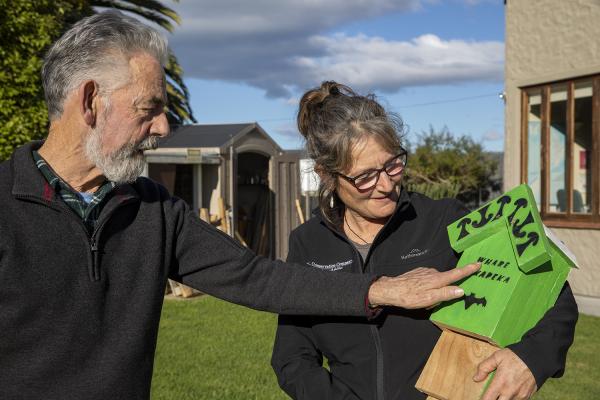 Jeff Lynn, Enliven Client points out detail of the Whare Pekapeka to Kay Griffit